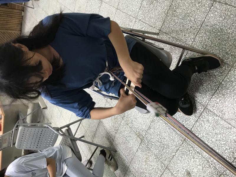 部落婦女學習卡片織布