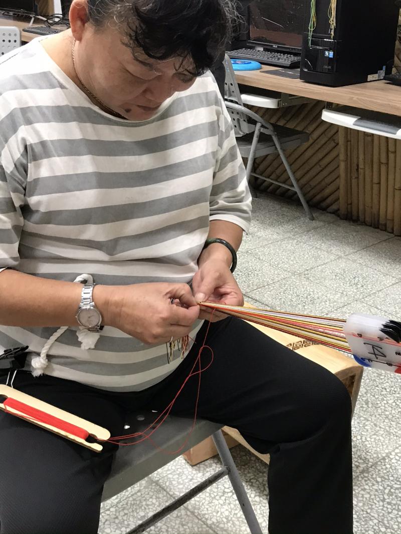 重光部落的姊姊，學習卡片織布。