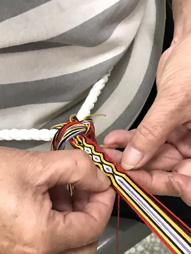 重光部落的姊姊，學習卡片織布。