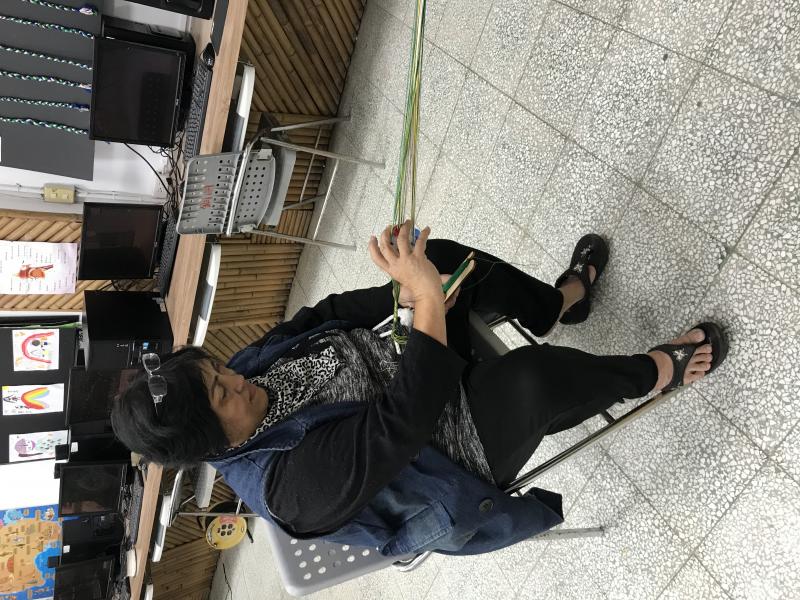 文蘭部落姊姊學習織布
