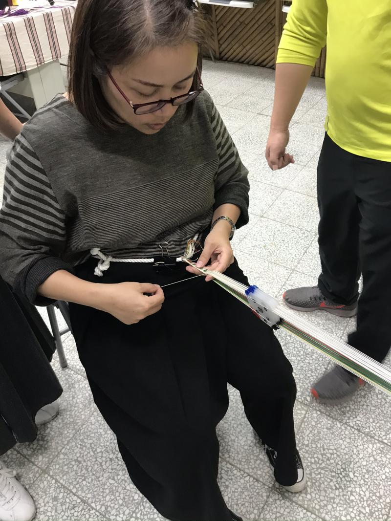 重光部落婦女學習織布