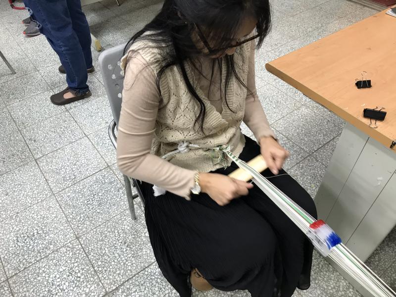 文蘭部落婦女學習織布