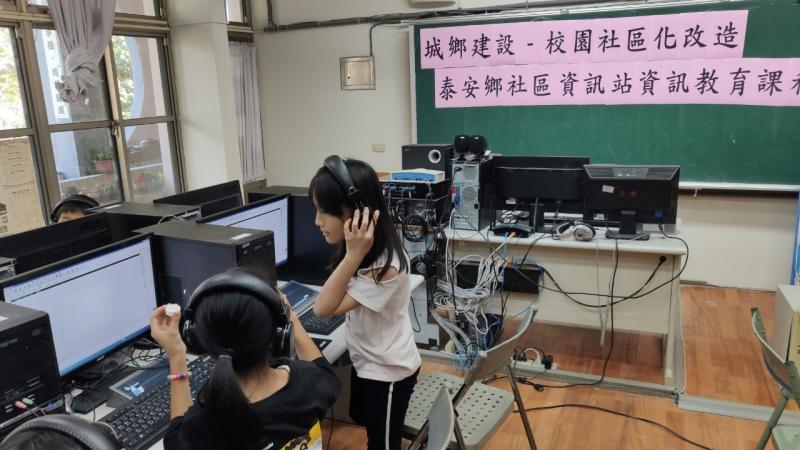 學生相互學習排除使用資訊設備的問題。