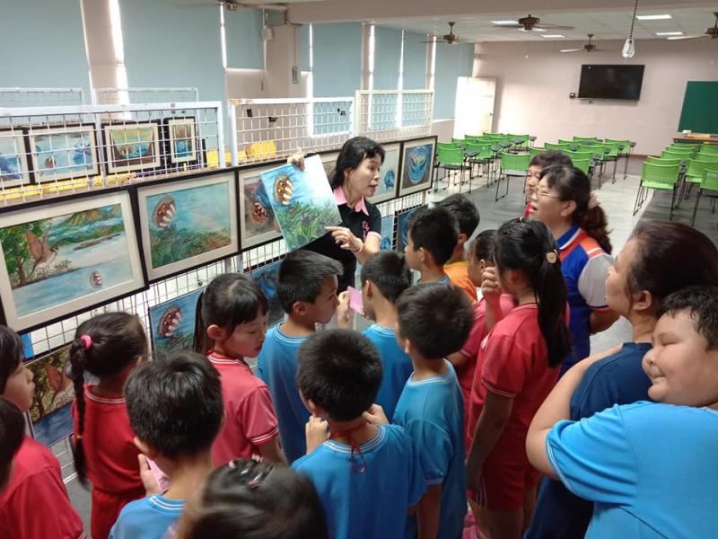 繪本原圖展-李文娟主任擔任導覽員解說