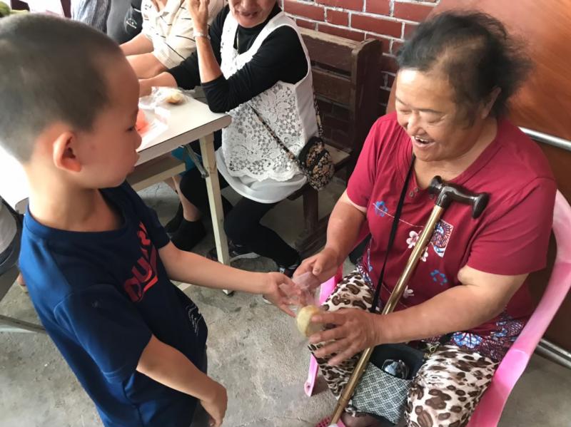 小朋友送阿媽自己做的蛋黃酥