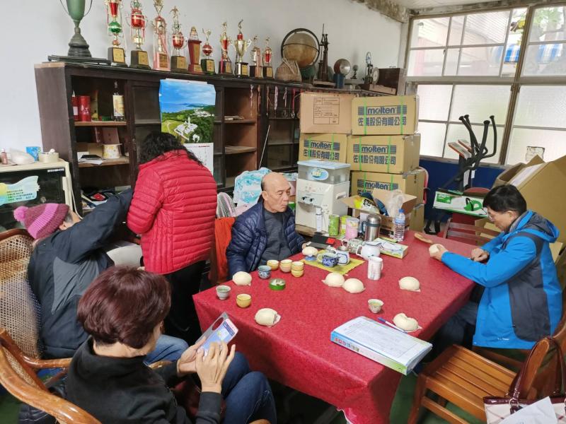 到校友室與社區居民互動，有手機的問題馬上可以協助大家解決。