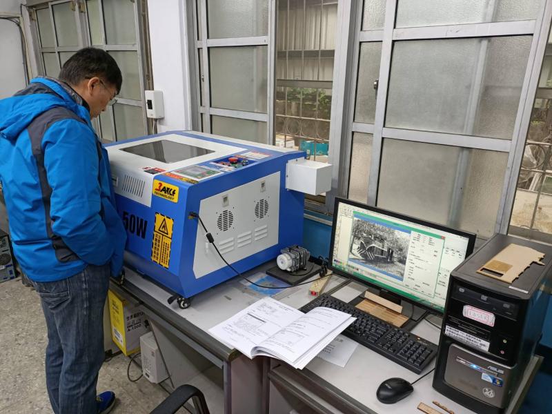 校慶用的拼圖正在製作中，要時時看著雕刻的狀況並作調整。