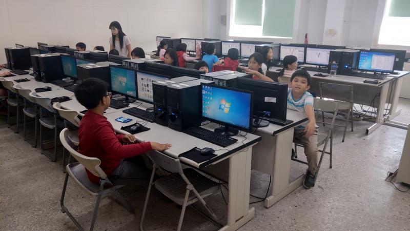 平板電腦的Wifi發射機故障，所以今天資訊站移到電腦教室