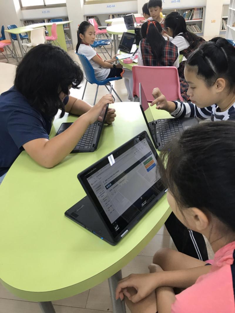 三位同學一起完成均一任務
