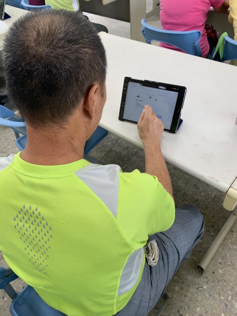 閒暇之餘到社區資訊站上上網，不亦樂乎