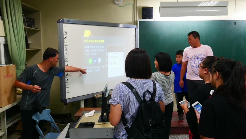老師協助給予提示