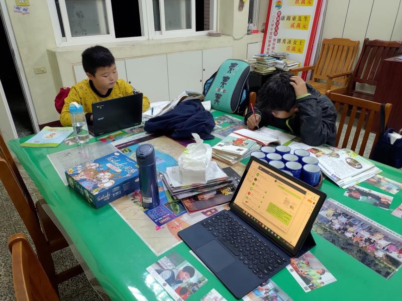 在校長室使用電腦完成作業