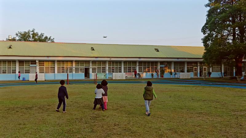 幼兒園小朋友看到無人機，都跑來玩