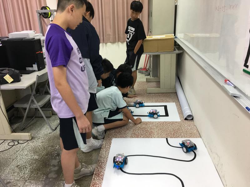使用MBot自走車進行循跡測試。