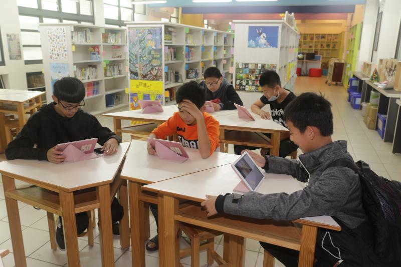不少同學利用課餘時間，使用平板電腦悠遊網路世界。