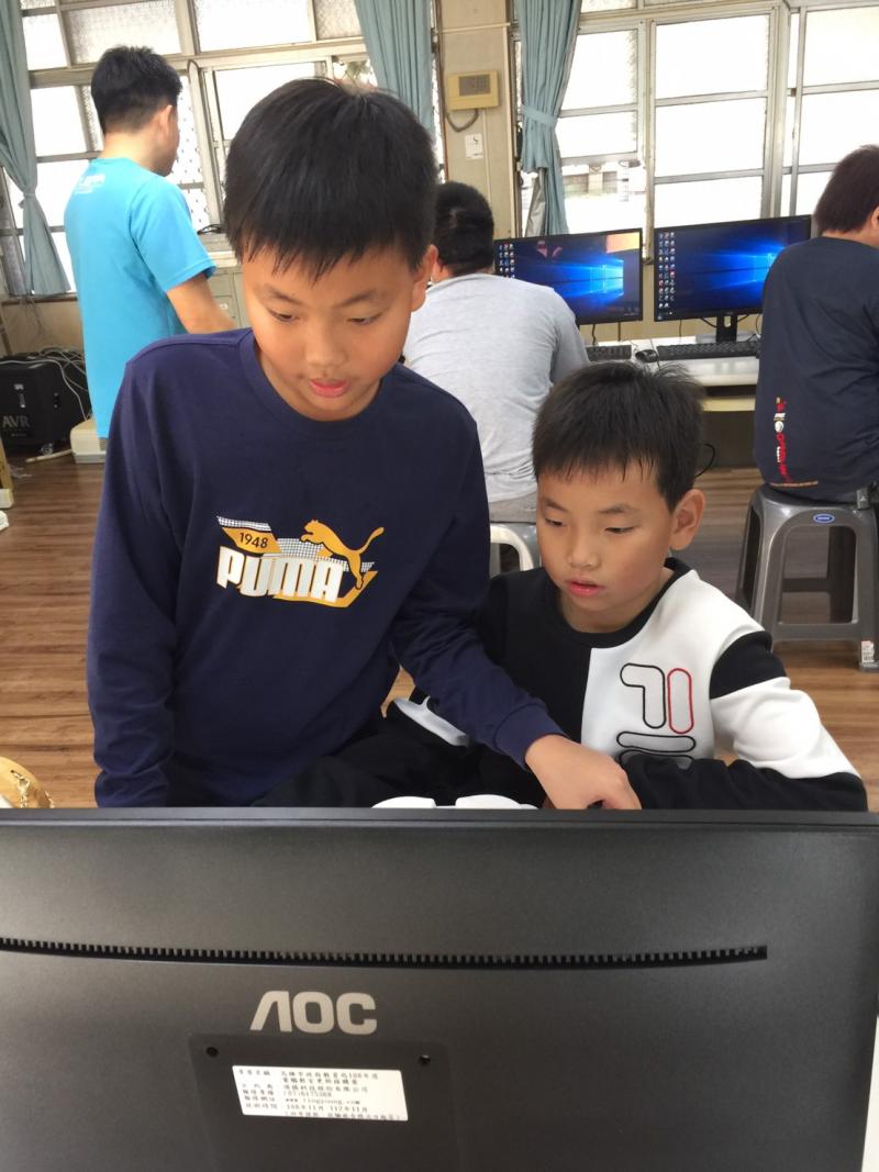 用電腦程式控制無人機。
