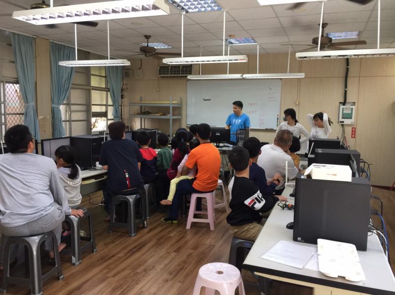 老師教我們操作無人機。
