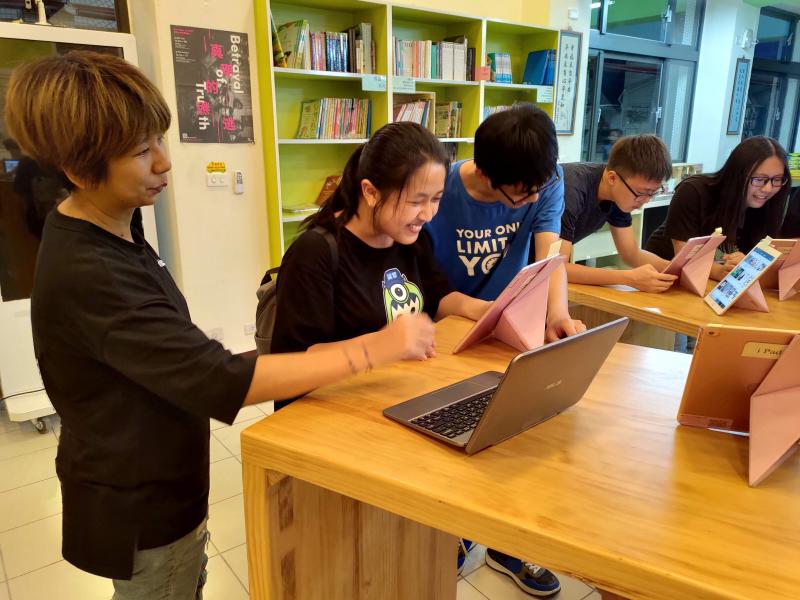 講師指導民眾體驗數位閱讀