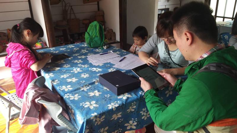 遊客們總是喜歡探索平板裡的日式建築文化，想要認識附近更多的特色景點。