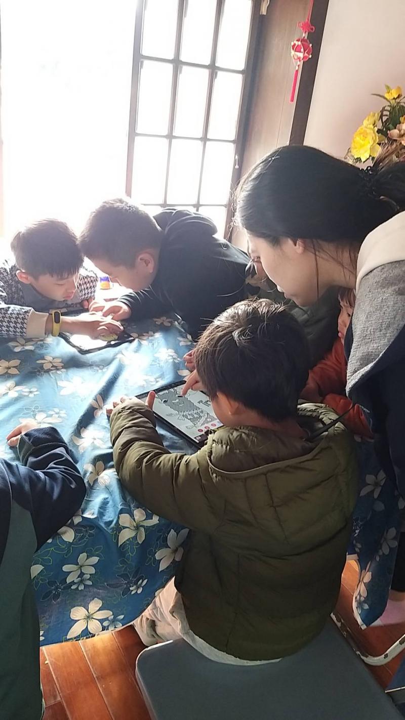 家長和孩子們一起探索平板裡的益智遊戲App， 增進親子情感。