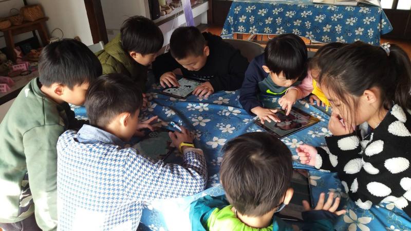 常常有像這樣子三五成群的孩子聚集在一起玩APP遊戲，互相討論切磋。