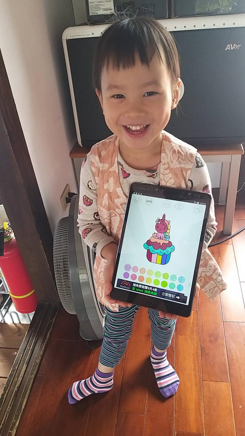 孩子利用平板裡的著色APP完成了塗鴉作品，好開心！