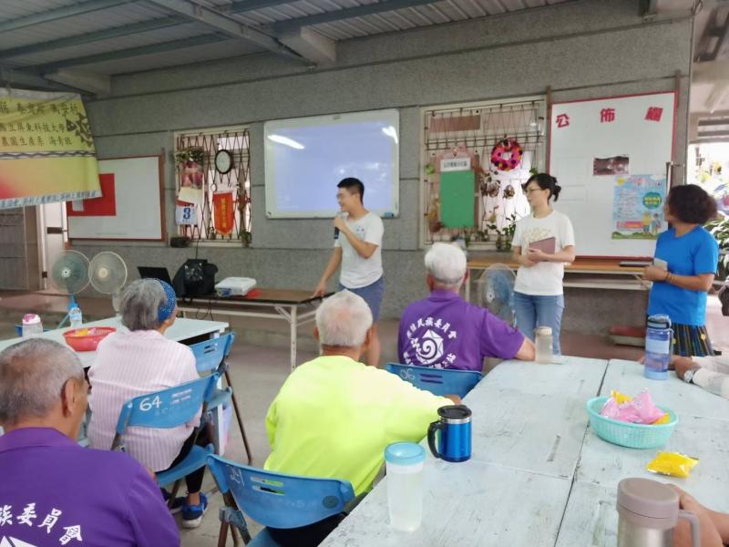 向民眾介紹平板的使用方式