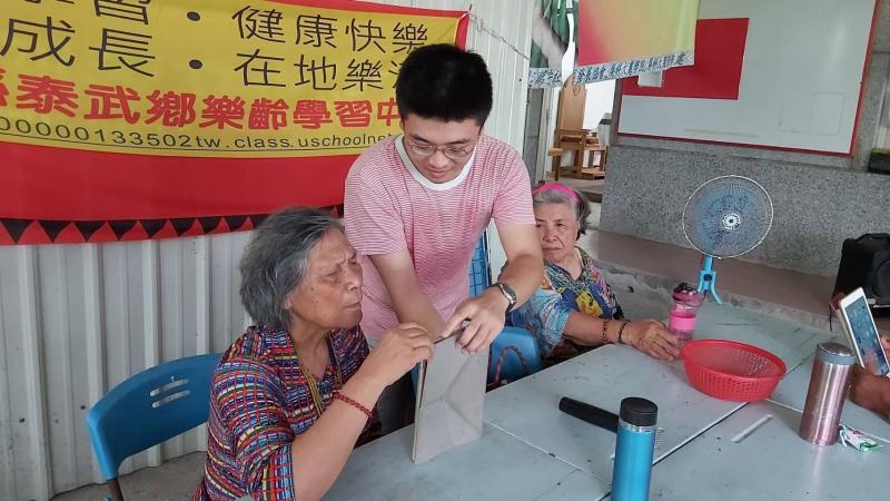 小老師熱心的指導民眾使用相機的功能