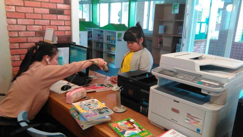 學生借書很方便..