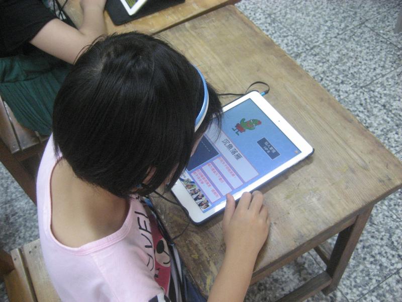 學生利用成語APP在學不同的成語故事和運用