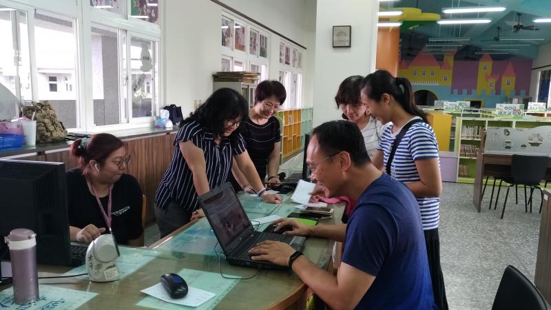 資訊組長于老師正在講解Wifi設定步驟