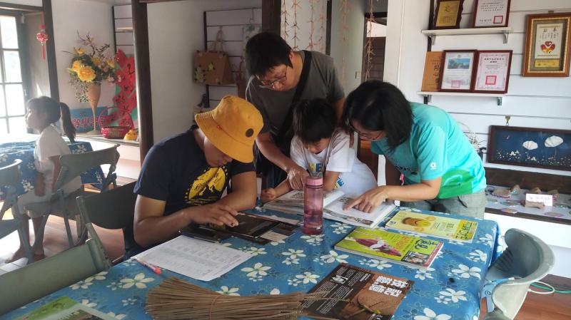 遊客看到歷屆校友本，總是埋首其中一起找尋回憶。