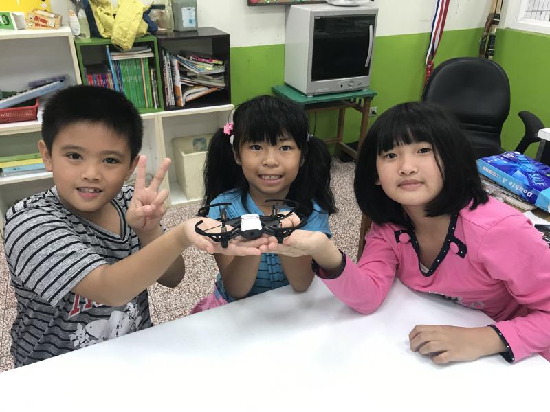 小朋友興奮地拿著四軸飛行器