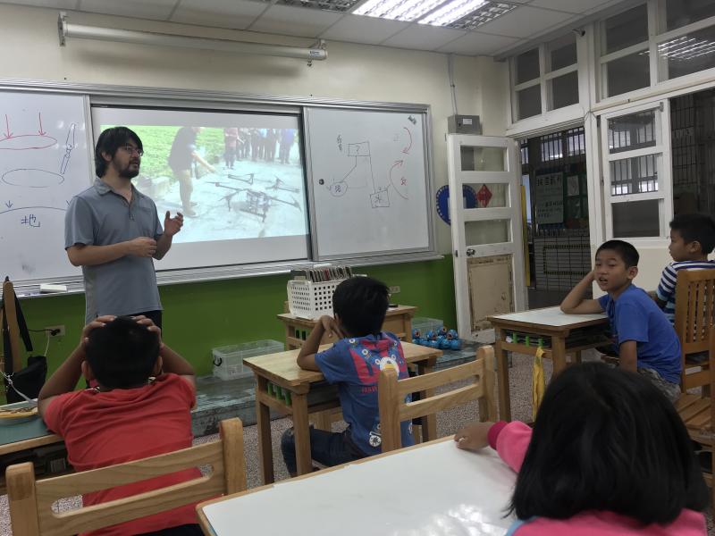 講師講述四軸飛行器在農業等用途