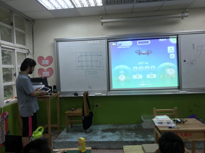 跟學員介紹控制飛行器的程式