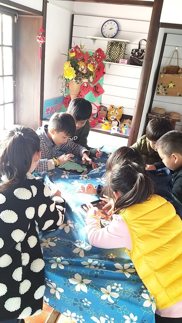 我跟弟弟妹妹朋友們一起玩平板裡的遊戲