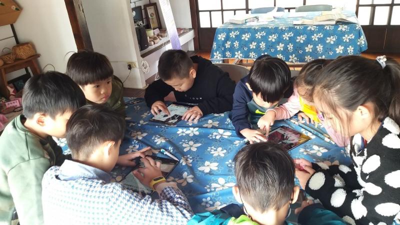 我和其他小朋友們一起玩平板