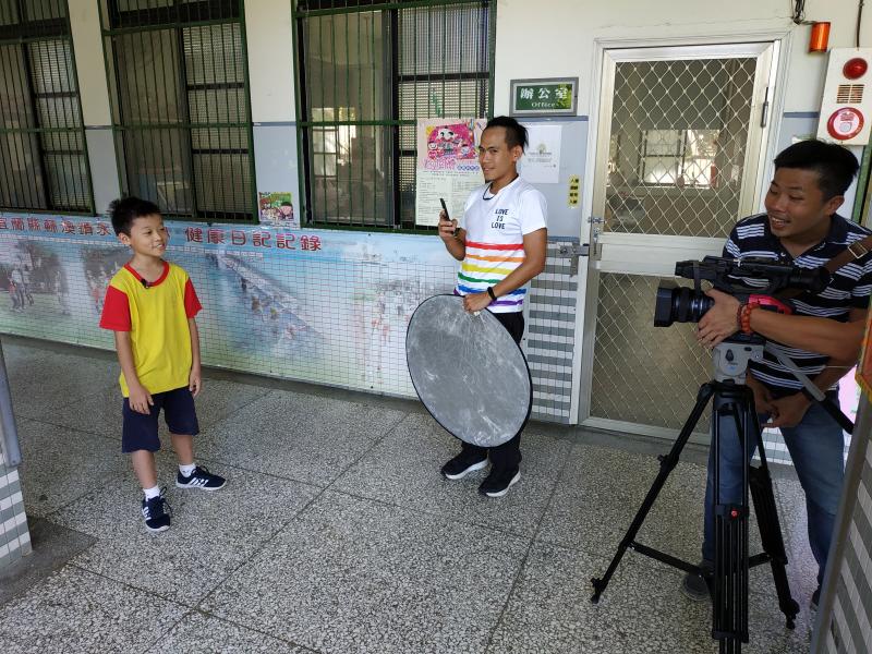 學生接受採訪攝影