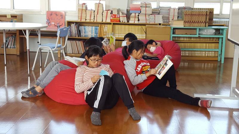悠閒的看著書