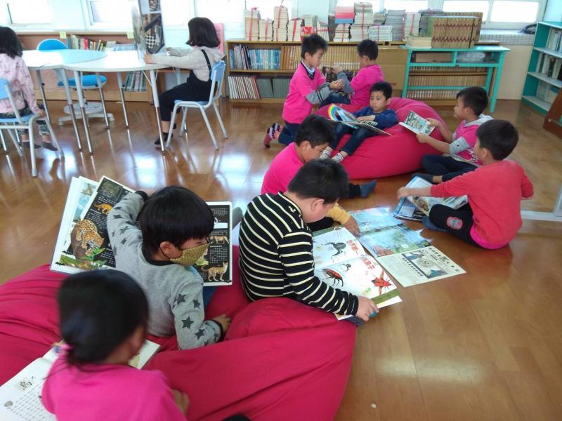 和同學一起看書一起討論