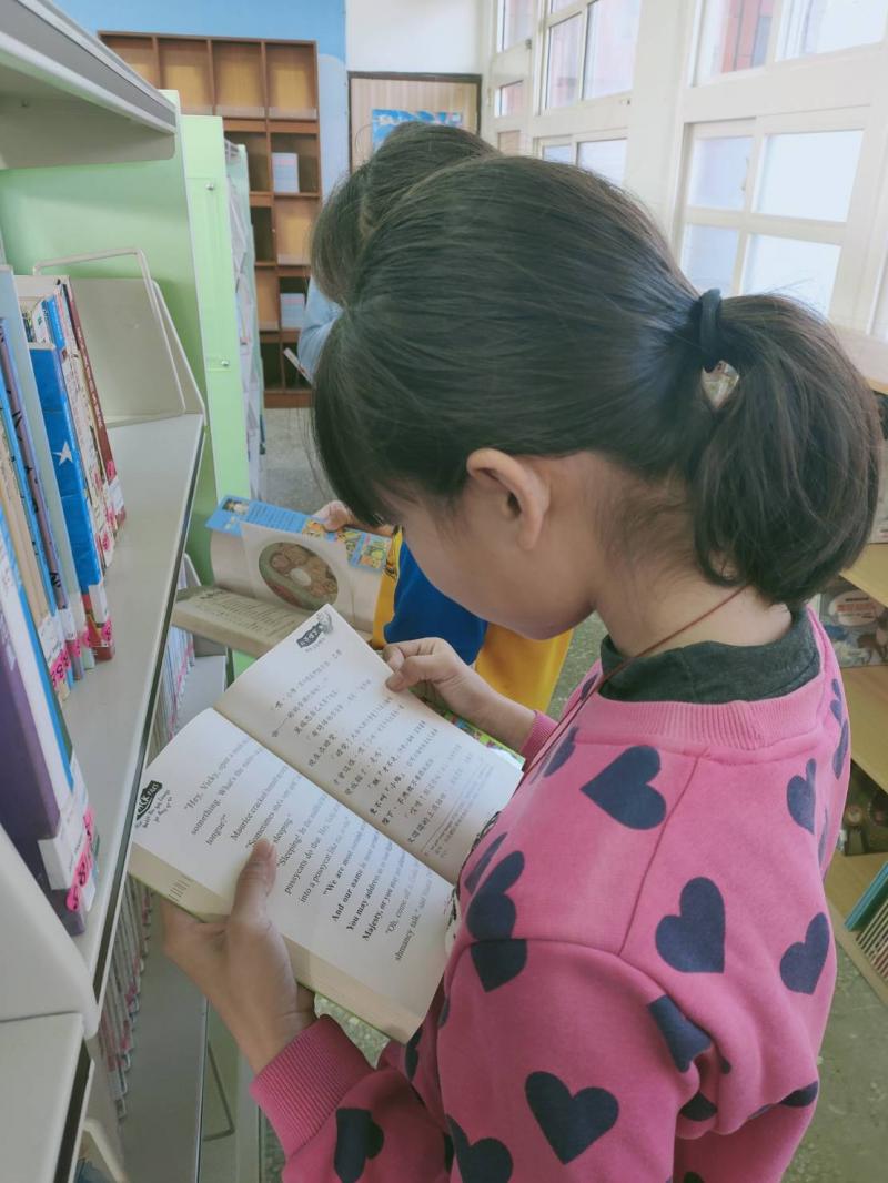 透過看他人的閱讀心得後，來看看這本書的大致內容。