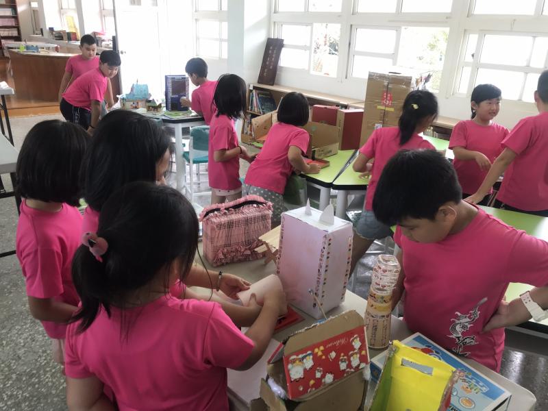 寒暑假作業展覽，可以看看別人的作品唷！