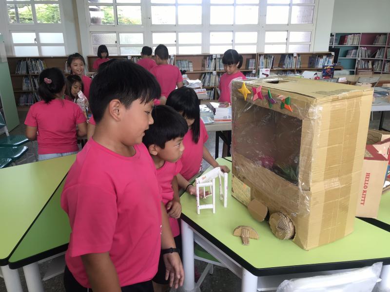 雖然可以動手摸摸看，但也是要小心翼翼地珍惜他人作品。