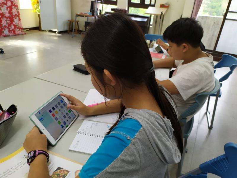 學生上網查資料