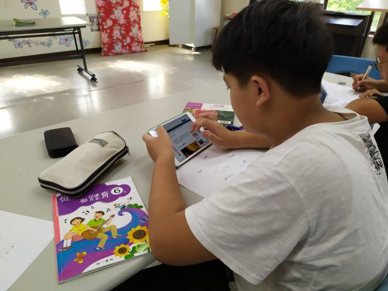學生專注學習