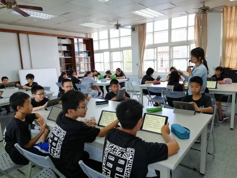 教師指導學生使用平台