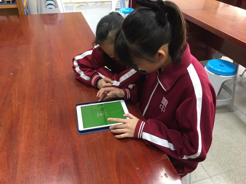 利用課餘時間借用來研究熟悉『kahoot』軟體的操作與練習線上作答