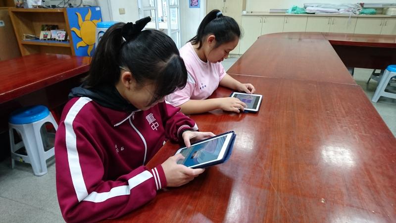 利用課餘時間借用來研究熟悉『kahoot』軟體的操作與練習線上作答