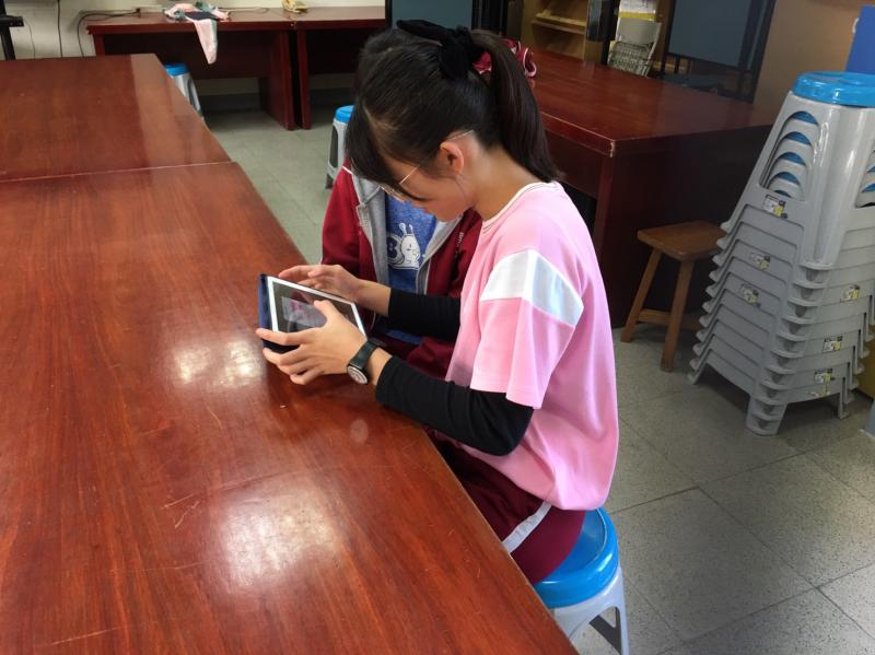 利用課餘時間借用來研究熟悉『kahoot』軟體的操作與練習線上作答