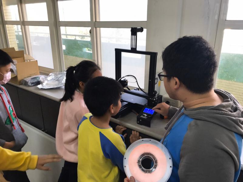 老師說明3D列印操作使用